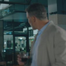 Andrej stretne ženu, ktorú vidí vo svojich spomienkach, no nevie, akú úlohu v jeho živote hrala.