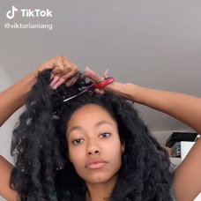 Aicha sa sama ostrihala na ježka.