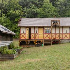 Pohľad na superstodolu (vľavo) a kúpeľňu s toaletou