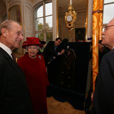 Britský manželský pár počúva prezidenta Ivana Gašparoviča ako hrá na fujare.