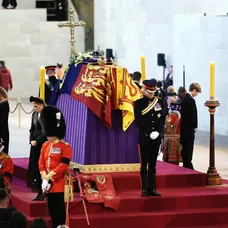 Osem vnúčat kráľovnej držalo stráž pri rakve