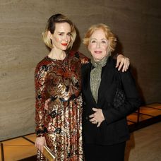 Herečka Sarah Paulson je od svojej partnerky Holland Taylor mladšia o 32 rokov.