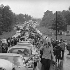 Objímajúci sa pár počas legendárneho hudobného festivalu Woodstock.