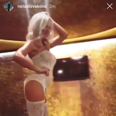 Nela Slováková v erotickej bielizni. 