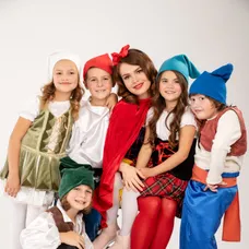 Mária Bartalos ako Snehulienka s rozkošnými trpaslíkmi