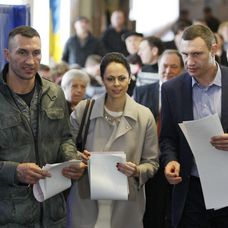 Vitalij Klitchko s manželkou Nataliou a bratom Vladimirom.