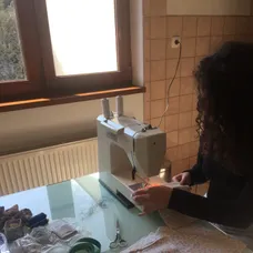 Na snímke mníšky s ochrannými rúškami stoja počas verejnej bohoslužby v Dóme sv. Alžbety