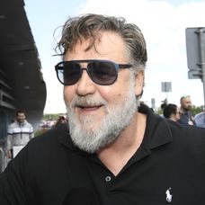 Russell Crowe je už v Karlových Varoch