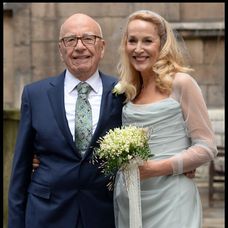 Modelka Jerry Hall je vydatá za magnáta Rupperta Murdocha. Je od neho mladšia o 25 rokov.