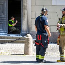 Muž na elektrickom vozíku hodil zápalné fľaše na kráľovský palác v Osle