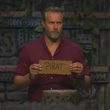 Ondřej ukazuje na kmeňovej rade lístok s menom Pirát.