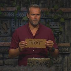 Ondřej ukazuje na kmeňovej rade lístok s menom Pirát.