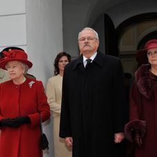 Kráľovná Alžbeta II. počas privítania pred Prezidentským palácom s Ivanom Gašparovičom, princ Philip stojí za ňou.