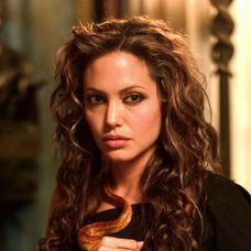 Angelina Jolie a jej premeny vzhľadu.