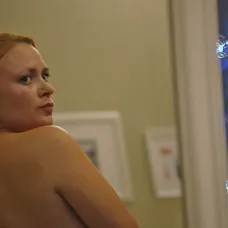 Beáta (Kamila Heribanová) skrýva ood oblečením tajomstvo.