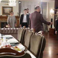 Muž ukazuje mobilný telefón s mobilnou aplikáciou na monitorovanie pohybu nakazených ľudí.