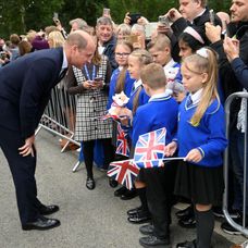 William a Kate pozdravili smútiaci dav.