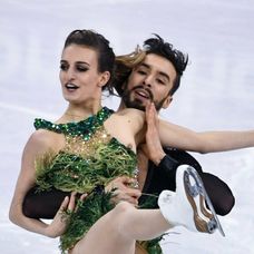 Francúzskej krasokorčuliarke vykukol počas jazdy prsník.