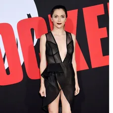 Alyson Stoner na premiére filmu Blockers v Los Angeles.