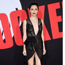 Alyson Stoner na premiére filmu Blockers v Los Angeles.