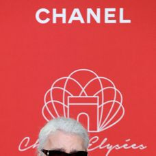 Karl Lagerfeld prichádza na koniec prehliadky svojej dámskej kolekcie značky Chanel pre sezónu jar-leto 2017 v Paríži 4. októbra
