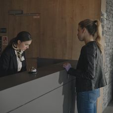 Katka vyhľadá Evu v hoteli.