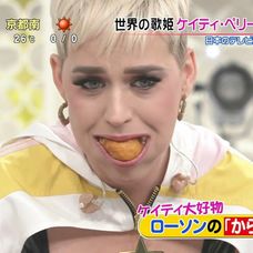 Katy Perry si do úst napchala naraz sedem kuracích nugetiek