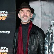 Vo veku 60 rokov zomrel britský herec Adrian Schiller