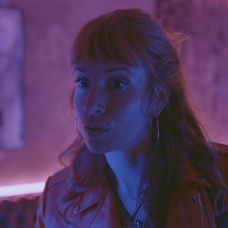 Nikol išla na utajenú misiu do striptízového baru.