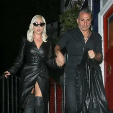 Lady Gaga so snúbencom na londýnskej premiére svojho nového filmu