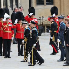 William a Harry sa lúčia s babičkou