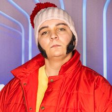 Simona Salátová ako Ivan Mládek.