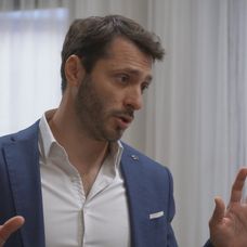 Alex nerozumie, prečo by Ondrova nová známosť mala Emu rozrušovať.