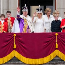 Kráľovská rodina pozdravila verejnosť.