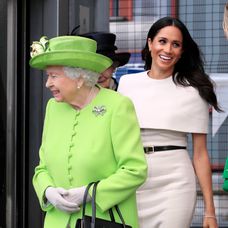 Meghan Markle robila spoločnosť kráľovnej Alžbete II. na oficiálnom otvorení nového mostu.
