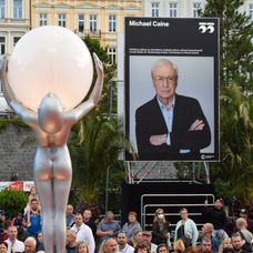 Sir Michael Caine si na 55. ročníku MFF KV prevzal Krištáľový glóbus za mimoriadny umelecký prínos do svetovej kinematografie