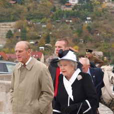 Kráľovná Alžbeta II. s manželom princom Philipom na hrade Devín.