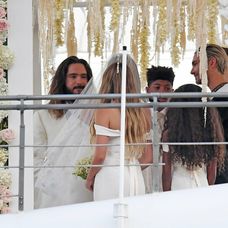 Aj mladomanžel sa zabával.