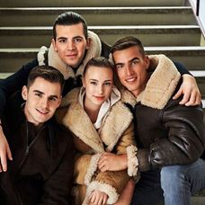 Gorilia matka s mláďaťom v národnom parku Bwindi Impenetrable v Ugande