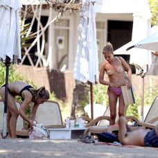 Lady Amelia Windsor hore bez na pláži.