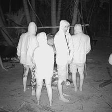 Michael skončil na zemi a ostatní sa mu snažili pomôcť.