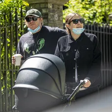 Rupert Grint s dcérkou v náručí (záber nebol rastrovaný redakciou, pozn. red.)