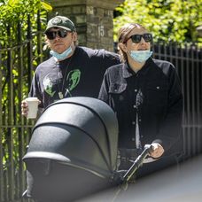 Rupert Grint s dcérkou v náručí (záber nebol rastrovaný redakciou, pozn. red.)