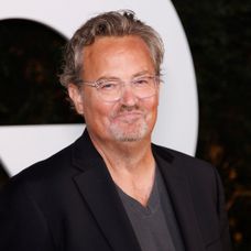 Zomrel Matthew Perry