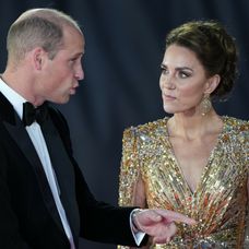 Kráľovská rodina na premiére novej bondovky.
