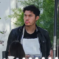Čerstvý otecko Henry Golding