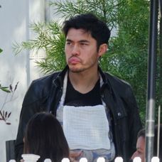 Čerstvý otecko Henry Golding