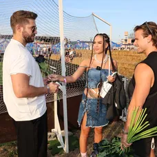 Radko na festivale Grape rozdával ruže a vymenil si bozky s Marcelou