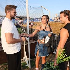 Radko na festivale Grape rozdával ruže a vymenil si bozky s Marcelou