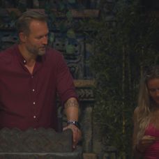 Kristina prekvapila Janu na kmeňovej rade, keď jej venovala skrytú výhodu. Jana tak mohla vziať jednému členovi hlas a hlasovať dvakrát. Hlas zobrala Radkovi.